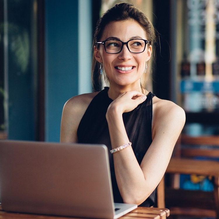 Attractive business woman working at his laptop in a cafe on the terasse